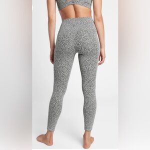 ATHLETA Salutation Stash Pocket 7/8 Textured Tight